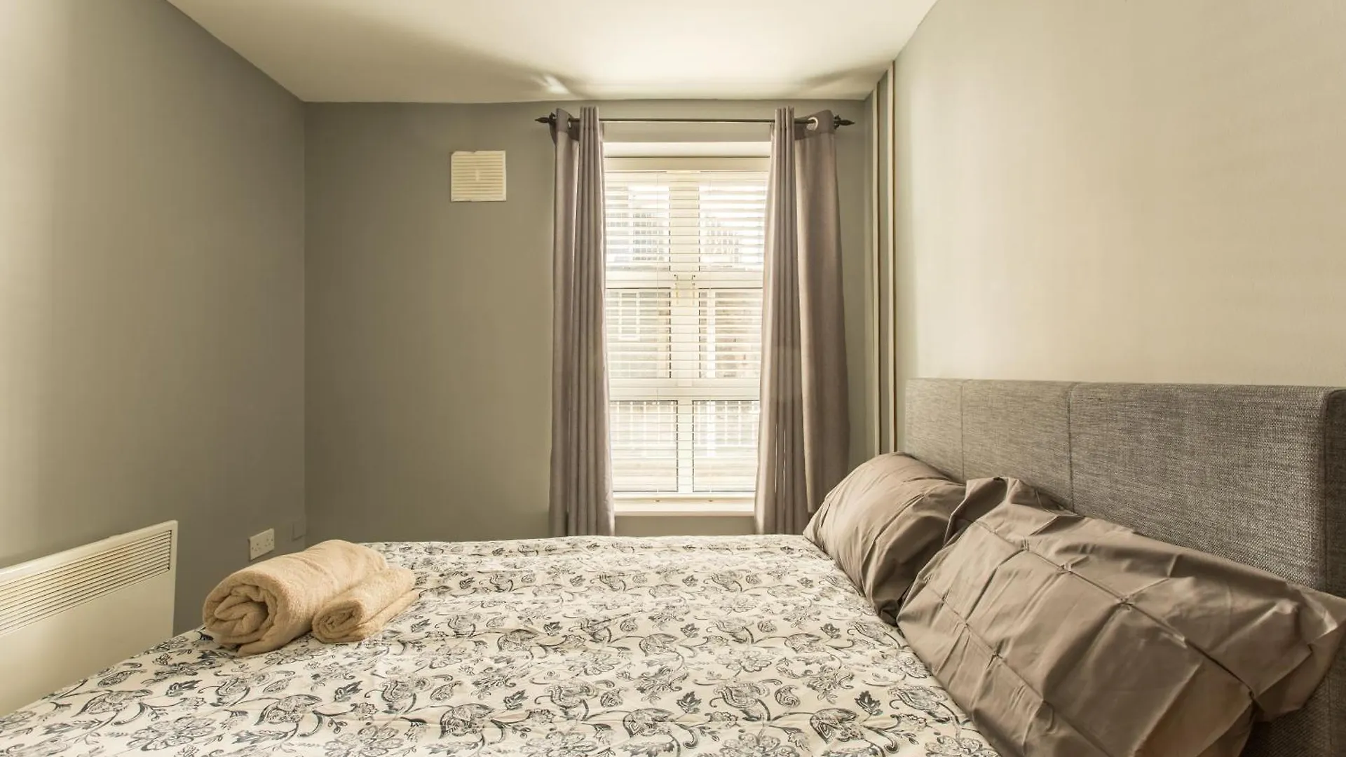 Modern Elegant Central Apt With Parking Dublin 0*,  Irlanda